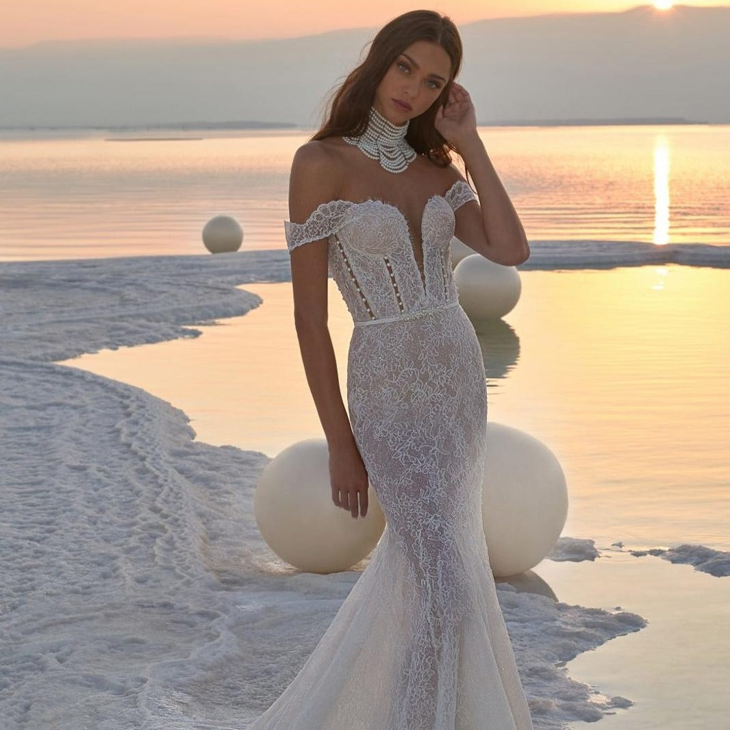 Experience the epitome of elegance in the Robe Laronda. This dreamy mermaid gown features a chic v-neck and sparkling embroidered details, making it the perfect choice for a luxurious event. Embrace the sophisticated and exclusive style of this dress that will make you feel like a work of art.