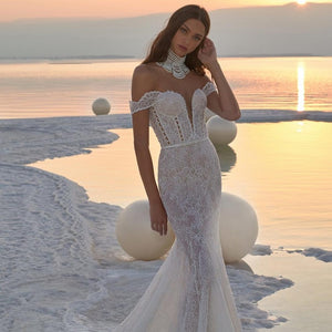 Experience the epitome of elegance in the Robe Laronda. This dreamy mermaid gown features a chic v-neck and sparkling embroidered details, making it the perfect choice for a luxurious event. Embrace the sophisticated and exclusive style of this dress that will make you feel like a work of art.