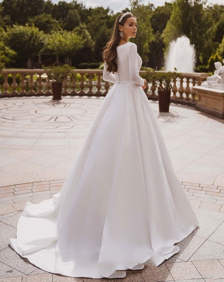 Channel your inner brave princess in the Eli wedding dress! With its charming long sleeves and elegant design, this dress will make you feel like royalty on your special day. Take a risk and stand out in this stunning gown.