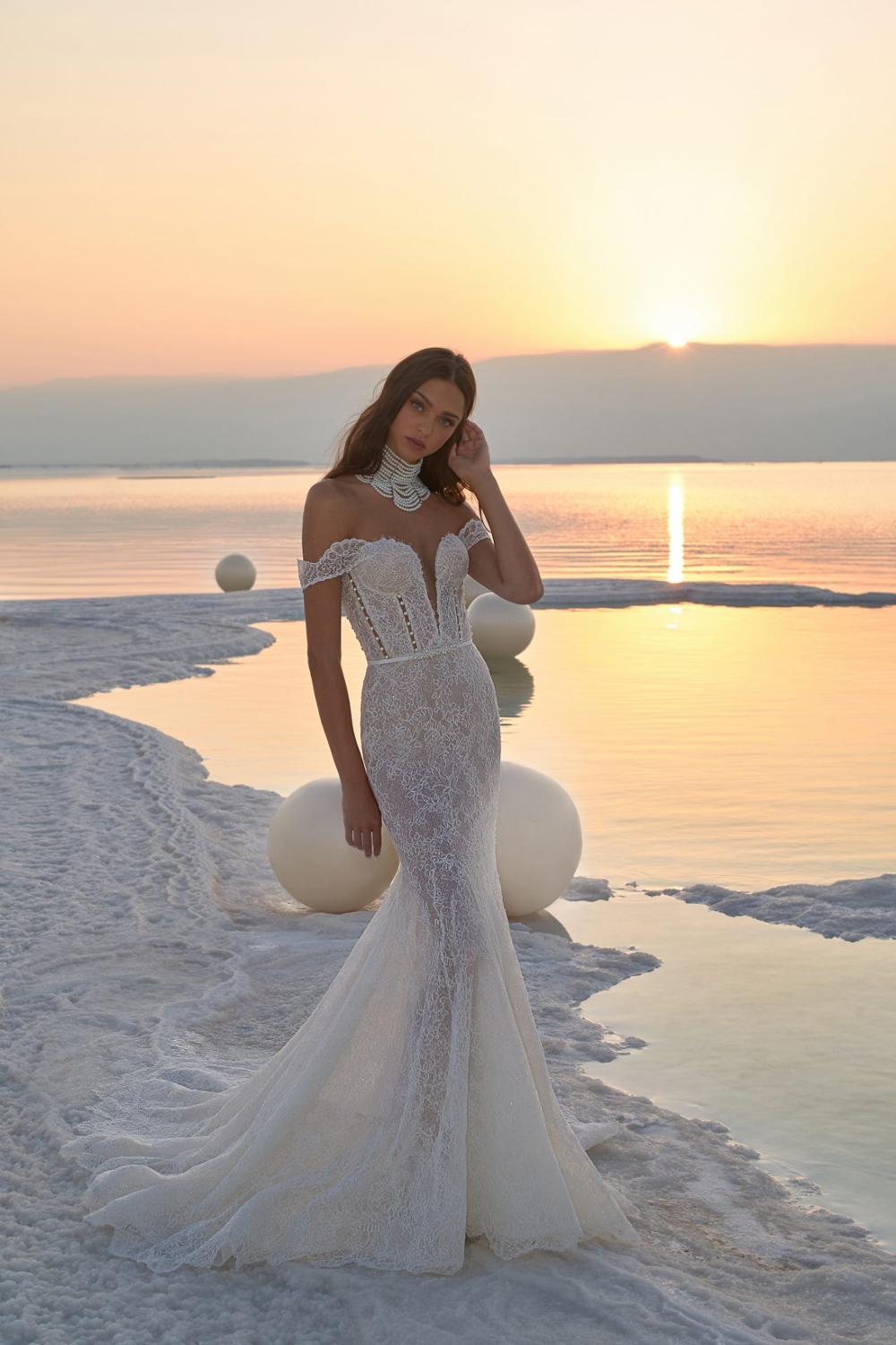 Experience the epitome of elegance in the Robe Laronda. This dreamy mermaid gown features a chic v-neck and sparkling embroidered details, making it the perfect choice for a luxurious event. Embrace the sophisticated and exclusive style of this dress that will make you feel like a work of art.