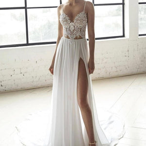 This bohemian wedding dress is perfect for the free-spirited bride. The Robe Bridget features a flowy silhouette and delicate lace details, creating a romantic and effortless look. Feel comfortable and beautiful on your special day with this unique gown.