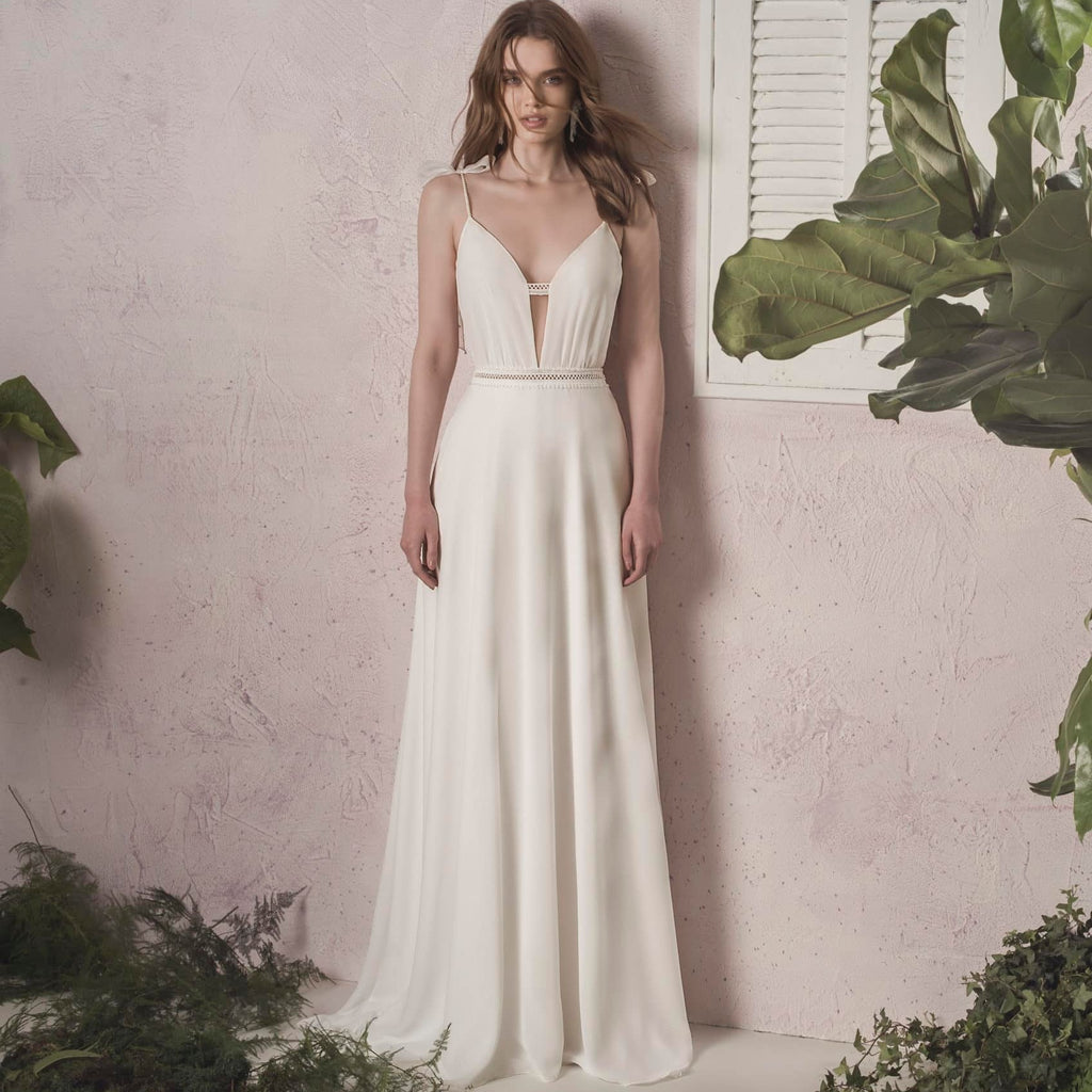 The Robe Joleen is a stunning boho gown perfect for any bride. Its elegant design and intricate details make it the ideal choice for a bohemian-inspired wedding. With its flowing silhouette and delicate lace, this dress will make any bride feel beautiful and confident on her special day.