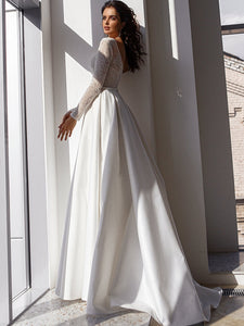 The Robe Nixie is the perfect choice for any bride looking for a touch of elegance on her big day. This wedding bridal gown exudes sophistication and grace, making you feel like a true princess. Its timeless design and luxurious material will make you stand out and feel confident as you walk down the aisle.