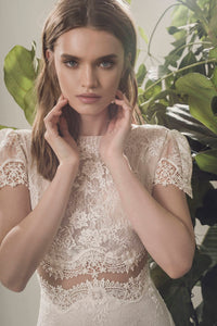 This exquisite Robe Robbyn gown made from delicate ivory lace adds an air of sophistication and femininity to your wardrobe. Boasting an intricate boho pattern hand-crafted with attention to detail, it is the perfect way to make a statement. Elevate your style this season with an understated yet luxurious gown.