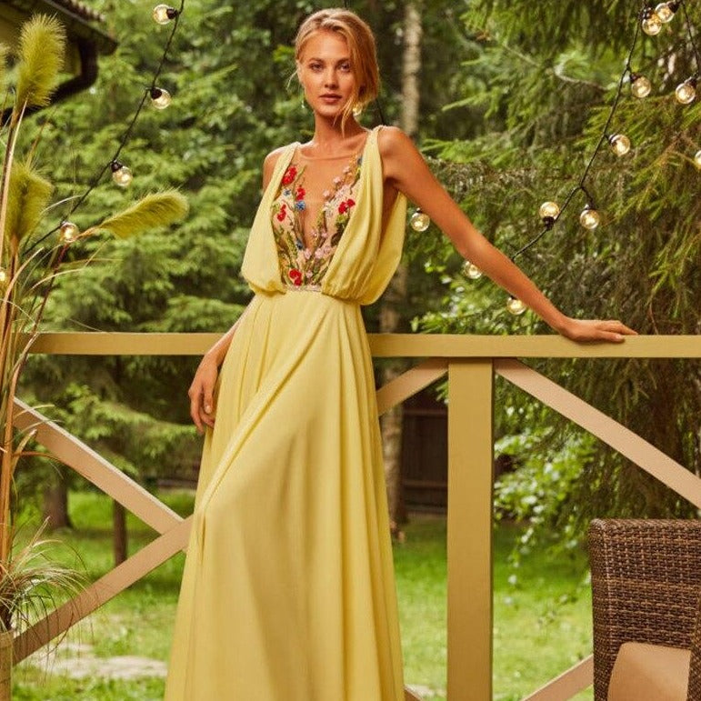 Feel chic and elegant in our Robe Eleanor! This yellow gown features a v-neck and open back, perfect for cocktail parties. Make a statement with this must-have dress for a sophisticated and stylish look.