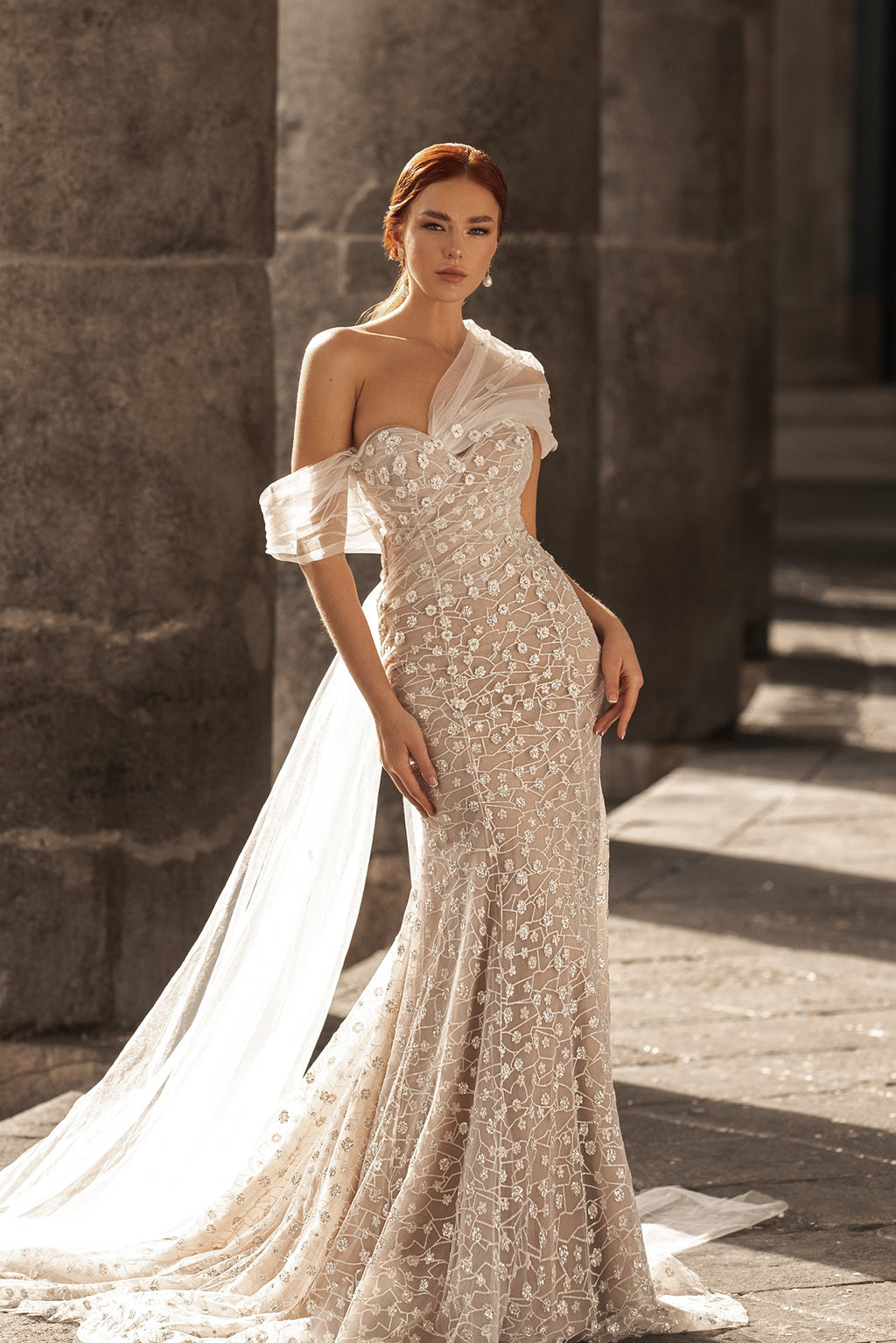 Indulge in pure luxury with our Robe Cloeie. This elegant drop off shoulder mermaid gown is exquisitely crafted for a flawless fit. Perfect for the exclusive bride who appreciates the finer things in life. Make a statement on your special day with this exquisite bridal gown.