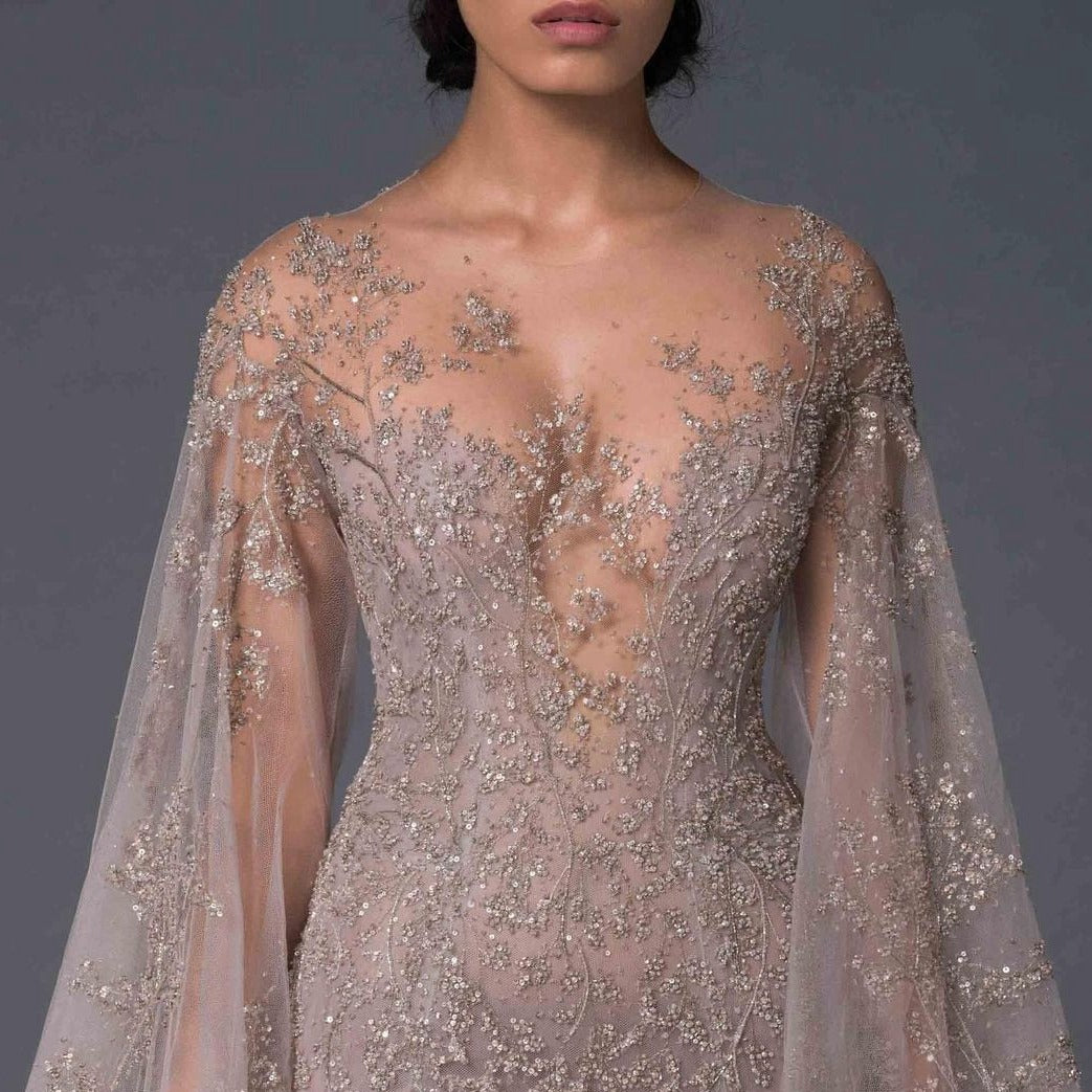 Unleash your inner mermaid with the luxurious Robe Panalin. This shiny bridal gown will make you feel like a work of art as you glide down the aisle. Its mermaid silhouette will flatter your figure while giving you a sophisticated and exclusive look.