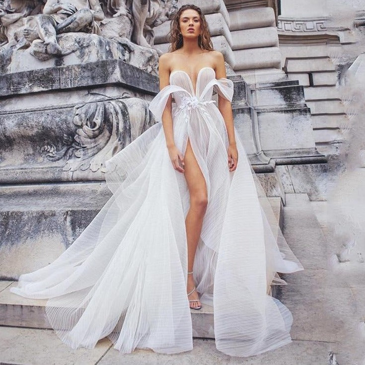 The Robe Théa is the perfect choice for a chic and elegant bride. Made in Paris, this white robe exudes sophistication and adds a touch of Parisian charm to your special day. Take a step towards bridal bliss in this effortlessly stylish piece.