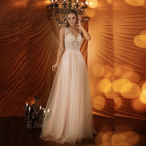 Feel like royalty in our Robe Julieta! This stunning ball gown will make you feel like a true princess at any formal event. Its elegant design and flowing silhouette will surely turn heads and make you stand out from the crowd. Elevate your style and confidence with our Robe Julieta!