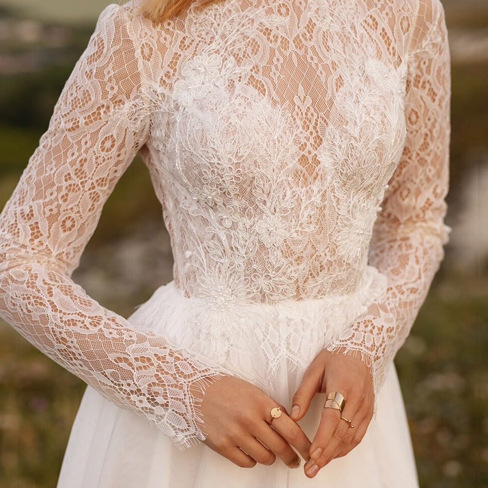 This stunning Robe Gailey is the perfect choice for your special day. Its beautiful white lace design exudes elegance and sophistication, making you feel like a mermaid bride. Say yes to this dress and make your dream wedding a reality.