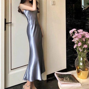 Stay comfortable and stylish with the Robe Philomene slip maxi dress. Perfect for any occasion, this dress offers a relaxed fit and effortless elegance. Whether you're lounging at home or out on the town, this dress will keep you feeling and looking your best.