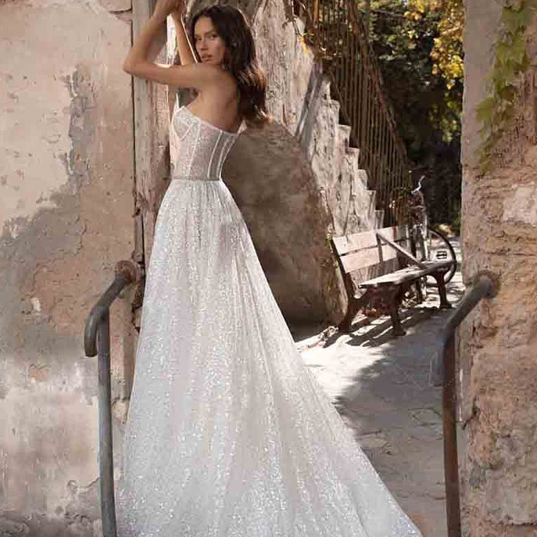 Expertly designed for your special day, the Robe Donatella is crafted with a shimmering and luxurious fabric that will make you shine as you walk down the aisle. With a sparkling shiny finish, this bridal gown is sure to make you feel like a radiating bride. Indulge in the elegance and beauty of this must-have wedding attire.