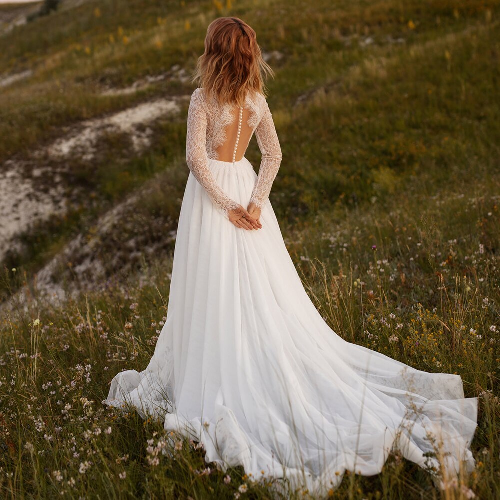 This stunning Robe Gailey is the perfect choice for your special day. Its beautiful white lace design exudes elegance and sophistication, making you feel like a mermaid bride. Say yes to this dress and make your dream wedding a reality.