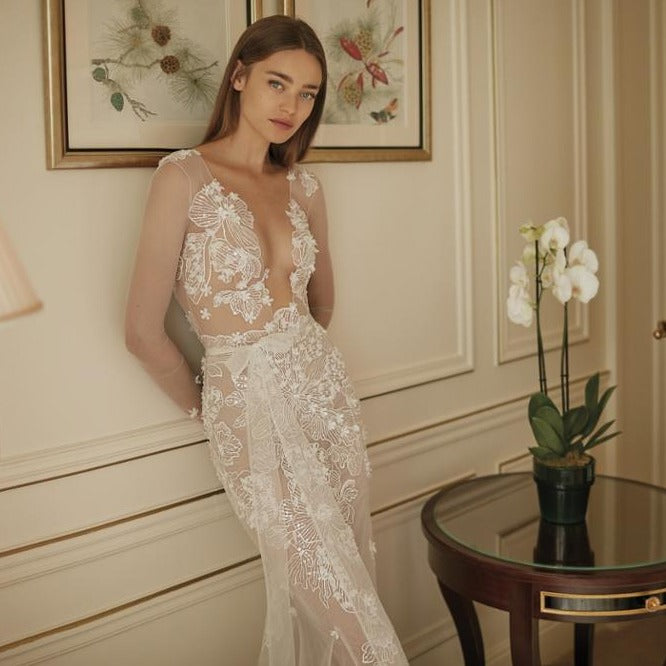 Discover the timeless elegance of the Robe Dina. This ivory French amour wedding gown is designed to make you feel like a true bride on your special day. With its elegant silhouette and delicate details, this gown is the perfect choice for a classic and romantic wedding. Feel confident and beautiful as you walk down the aisle in this stunning gown.