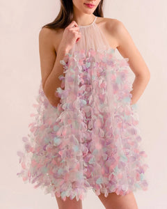 The Robe Eanfled is the perfect addition to your wardrobe. Constructed with chic feathers and a fashionable pink color, this mini dress is sure to make a statement. Elevate your style and stand out from the crowd with this trendy and unique piece.