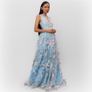 Elevate your style with the Robe Biata! This stunning blue maxi gown features a gorgeous floral design, making it perfect for any occasion. Feel confident and elegant while turning heads with this must-have addition to your wardrobe.