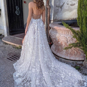 Indulge in pure elegance with our Robe Analia. The white lace floral gown exudes romantic charm, perfect for an Italian dreamy getaway or your special day. Feel like a bride in this exquisite and dreamy dress.