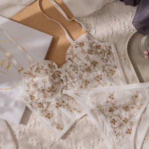 Elevate your lingerie collection with the sophisticated Ensemble Léana. This luxurious set includes a beautifully crafted bra and panties, designed to provide both comfort and style. Indulge in a tasteful and exclusive experience with this premium product.