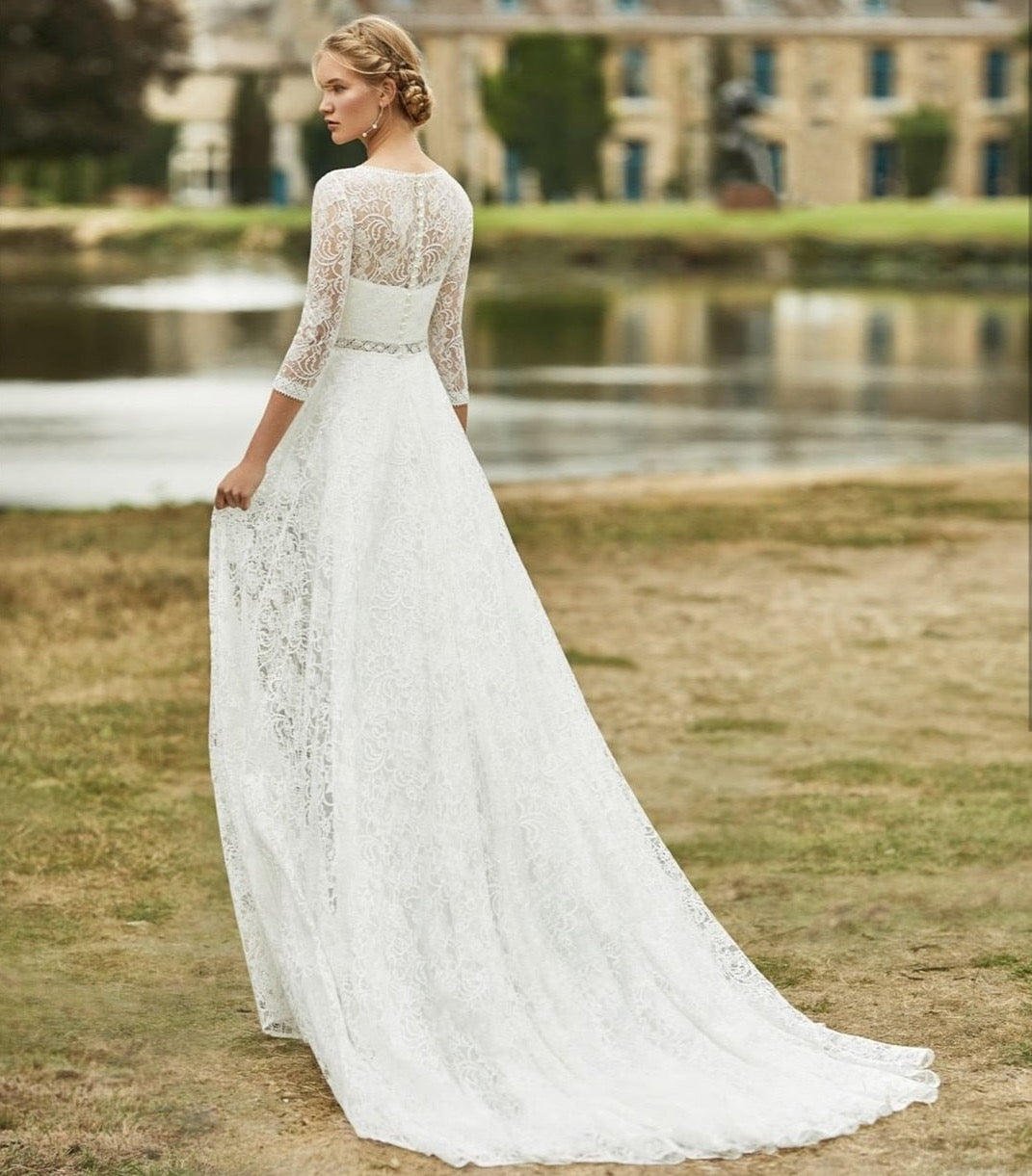 Look stunning and graceful on your special day with the Robe Breda. Experience comfort in this beautiful white lace bridal princess gown that hugs your silhouette with a flattering A-line shape. Feel like royalty with your perfect bridal look!