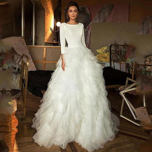 Introducing Robe Dalleen - the perfect choice for any bride looking for a beautiful and chic wedding gown. With its fantasy-inspired design, this gown will make you feel like you've stepped out of a fairytale. Make your wedding day even more special with this stunning and unique dress.