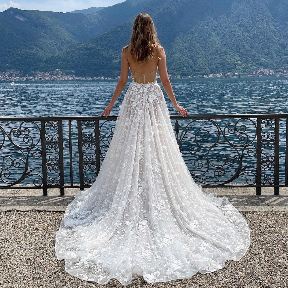 Indulge in pure elegance with our Robe Analia. The white lace floral gown exudes romantic charm, perfect for an Italian dreamy getaway or your special day. Feel like a bride in this exquisite and dreamy dress.