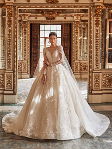 This beautiful wedding gown in elegant white is fit for a princess. With its A-line silhouette and regal design, the Robe Magthilde will make you feel like royalty on your special day. Picture yourself walking down the aisle in this stunning dress, radiating grace and style.