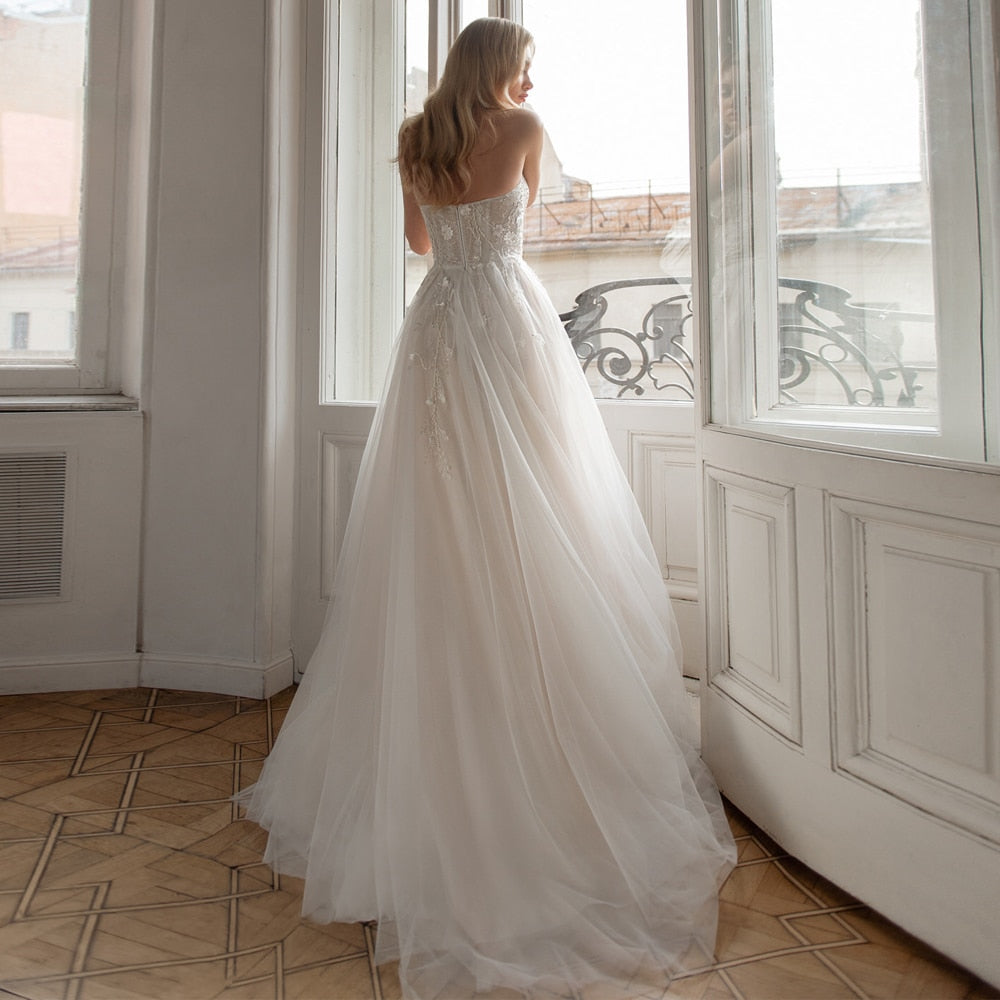 The Robe Noelle is a stunning bridal fantasy gown that is both elegant and chic. With its flowing silhouette and luxurious fabric, it will make any bride feel like a fairy-tale princess on her special day. The timeless design and attention to detail make it a perfect choice for those looking for a sophisticated and refined look.