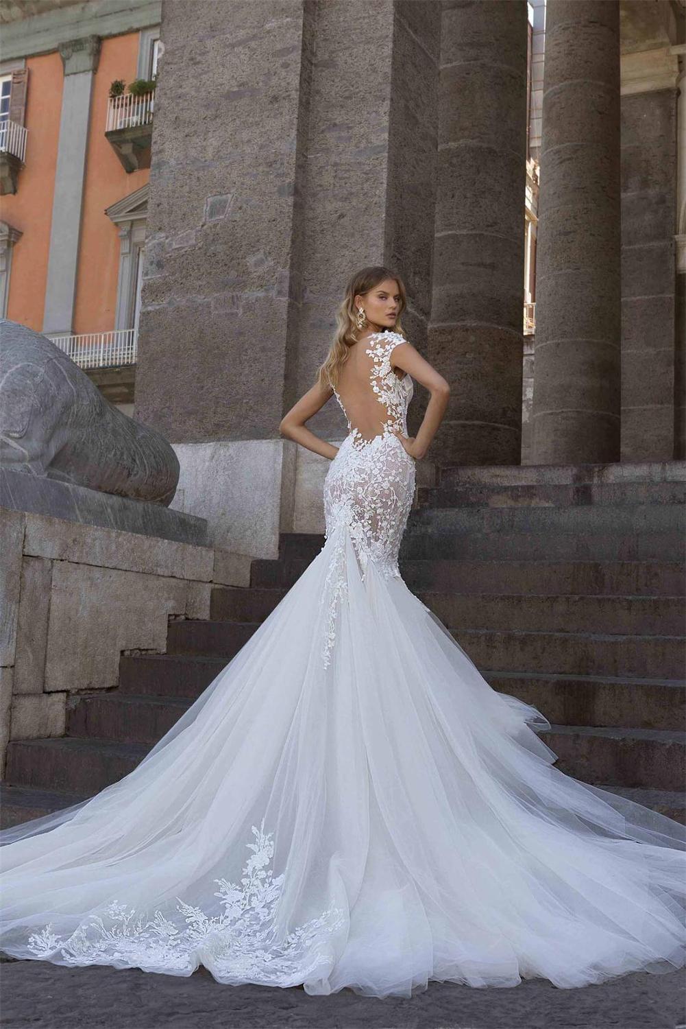 Look stunning on your wedding day in the Robe Ivonne. Boasting delicate white fabric, this mermaid-style gown is the perfect combination of romance, sophistication, and elegance. From the well-crafted bodice to the delicate fishtail hem, this exquisite gown will make you feel like a fairytale princess.