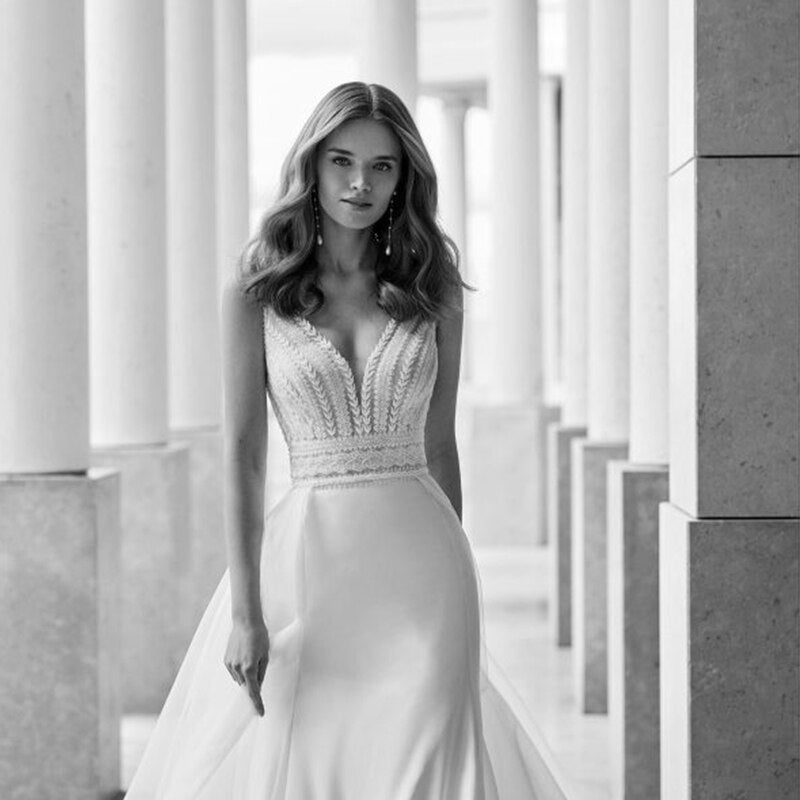 Rafaella Robe is the perfect choice for the modern bride. The 2-in-1 design features an elegant detachable skirt that can be easily removed to create a versatile look. With a lovely beading, this dress is perfect for your special occasion.