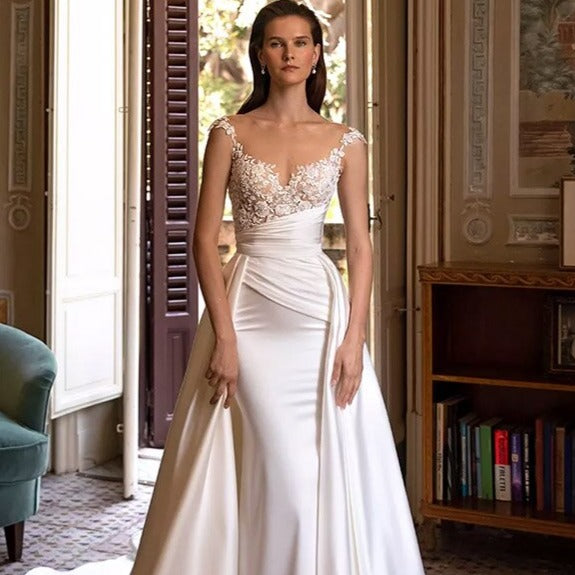 Look gorgeous on your special day wearing this beautiful Robe Alanne bridal gown. Crafted with quality fabrics, the gown features a beautiful train length to give you a sophisticated look. Make a lasting impression with this luxurious bridal gown.