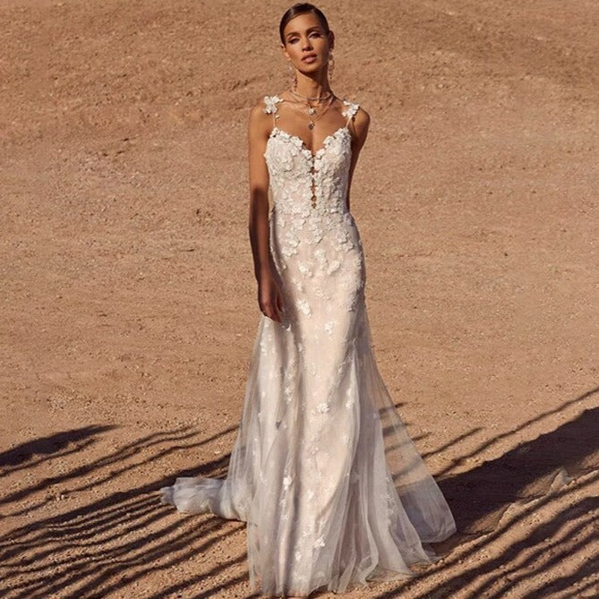 Discover the charm and elegance of our Robe Altea. This exquisite wedding dress features delicate spaghetti straps and a charming open back, exuding pure romance and sophistication. Its sleek design and flowing length will make you feel like a true bride on your special day. Elevate your wedding look with Altea!