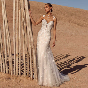 Discover the charm and elegance of our Robe Altea. This exquisite wedding dress features delicate spaghetti straps and a charming open back, exuding pure romance and sophistication. Its sleek design and flowing length will make you feel like a true bride on your special day. Elevate your wedding look with Altea!