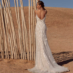 Discover the charm and elegance of our Robe Altea. This exquisite wedding dress features delicate spaghetti straps and a charming open back, exuding pure romance and sophistication. Its sleek design and flowing length will make you feel like a true bride on your special day. Elevate your wedding look with Altea!