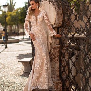 Robe Harriette is an exquisite long-length bridal gown with delicate lace details and a classic open-back design. It features long sleeves and intricate appliques, making it perfect to take your style to the next level.