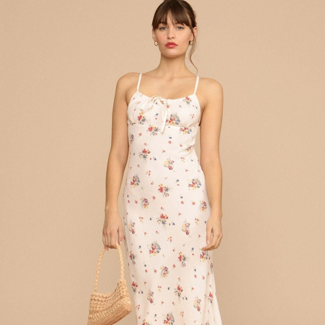 Experience the romantic beauty of the Robe Kiki. This casual midi dress is crafted with a delicate white floral pattern inspired by French fashion. Feel elegant and inspiring at your next special event.