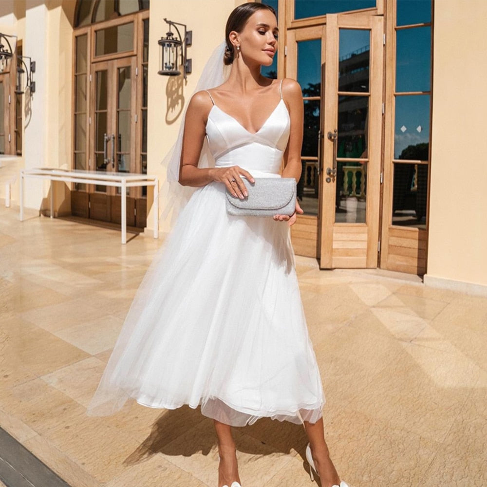 Indulge in the luxurious elegance of the Robe Sera, a stunning bridal cocktail dress exuding timeless charm. Perfect for the modern bride, this dress is the perfect blend of sophistication and style. You'll feel like a princess on your special day, with its flowing design and intricate details.