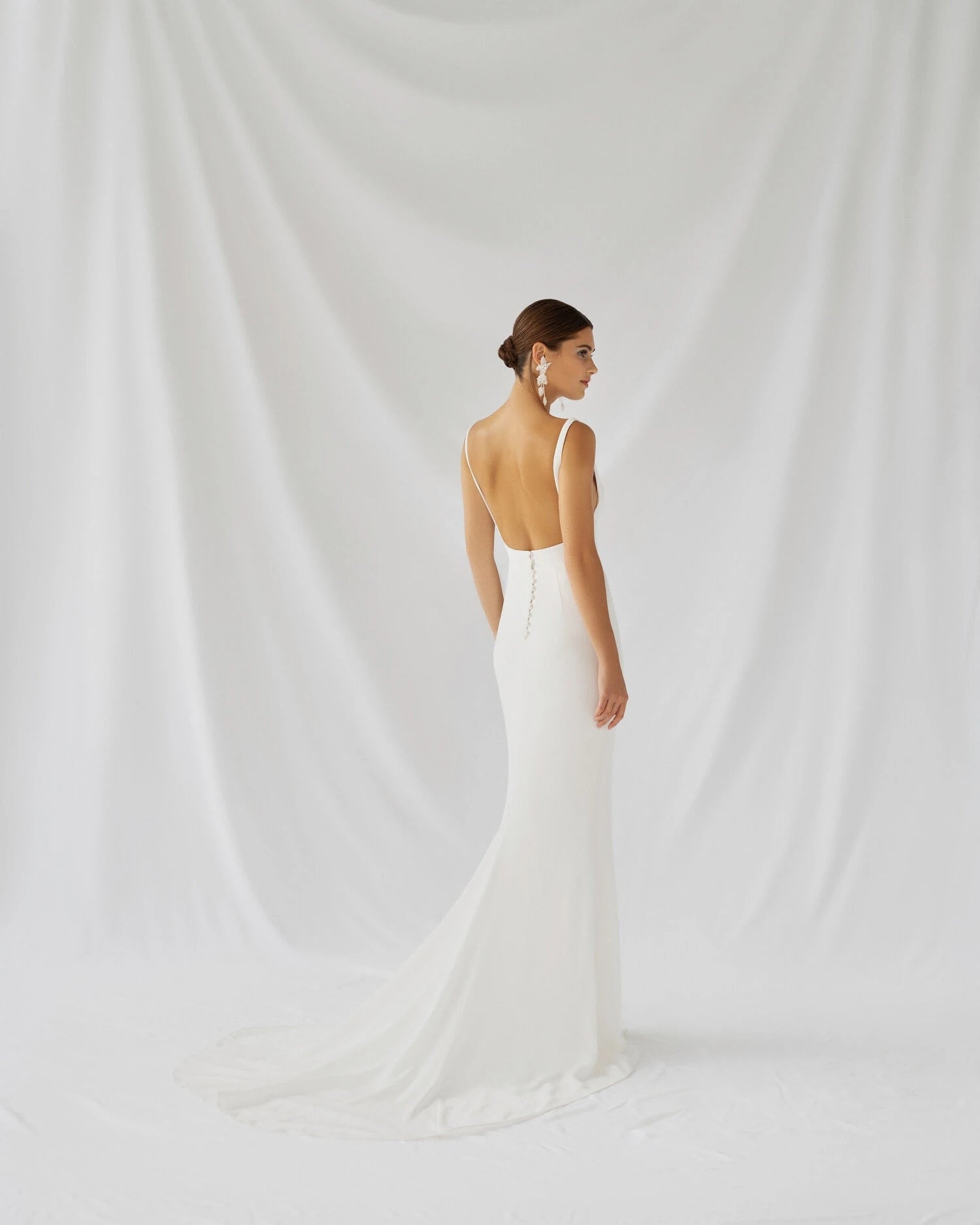 Wrap yourself in luxury with the Robe Iona. This elegant and sophisticated bridal dress exudes understated chic, perfect for the discerning bride. With a simple yet stunning design, this robe is the epitome of tasteful and exclusive style. Elevate your special day with the Robe Iona.