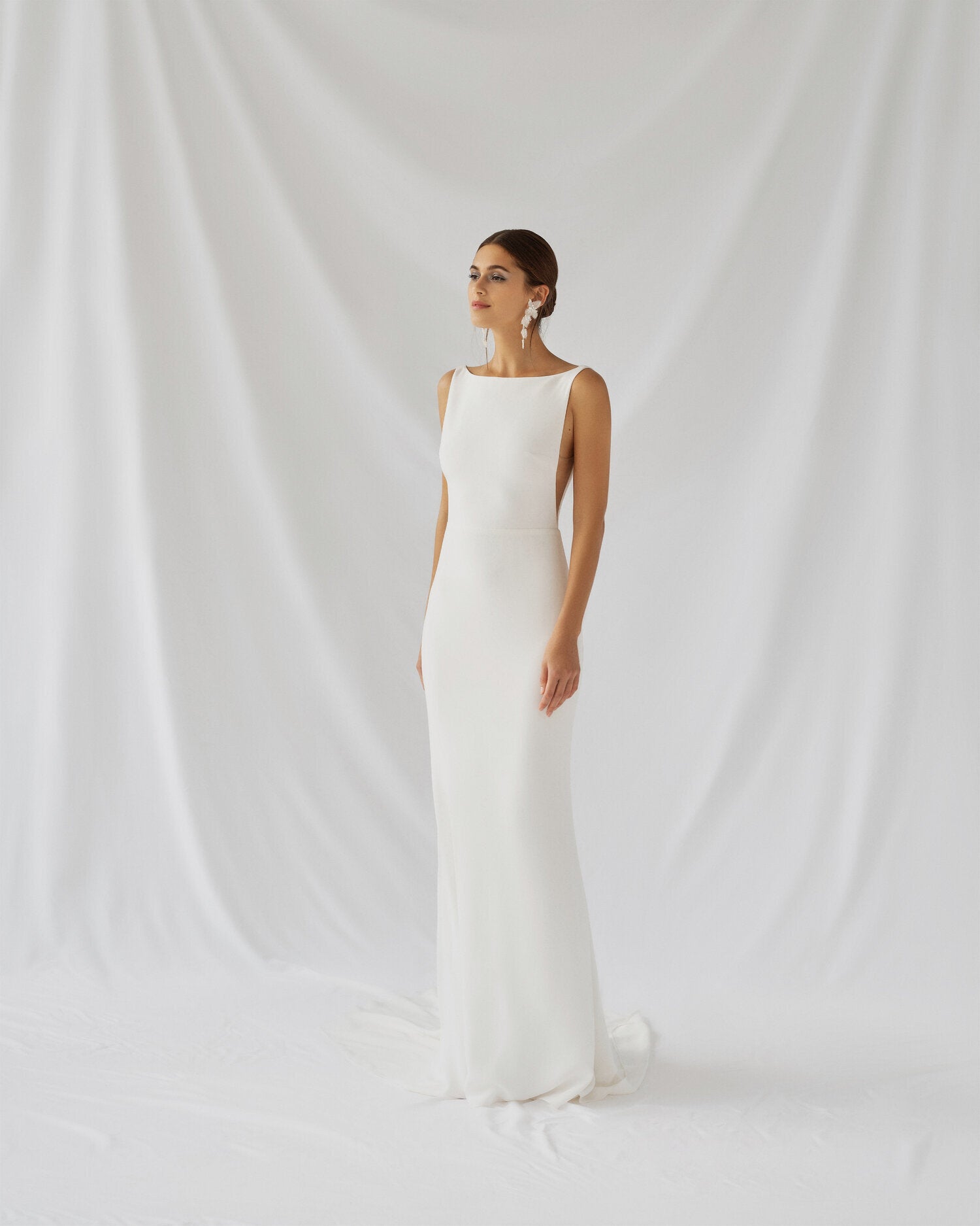 Wrap yourself in luxury with the Robe Iona. This elegant and sophisticated bridal dress exudes understated chic, perfect for the discerning bride. With a simple yet stunning design, this robe is the epitome of tasteful and exclusive style. Elevate your special day with the Robe Iona.