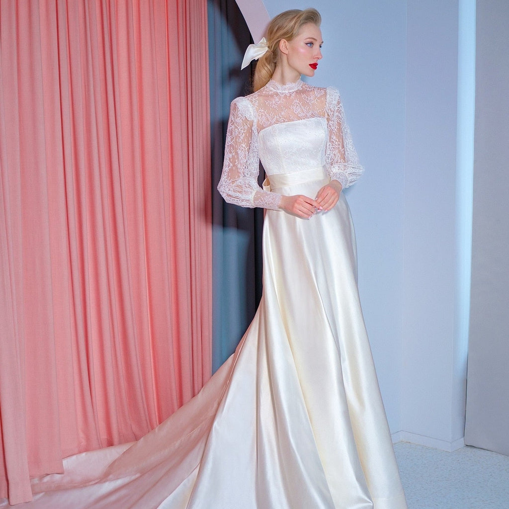 "Get ready to make a statement in our Robe Oksana - the perfect blend of elegance and bohemian style. Made with soft satin, this wedding dress features a square neckline and an alluring open back for a modern twist. Embrace simplicity and charm on your special day with our Robe Oksana!"