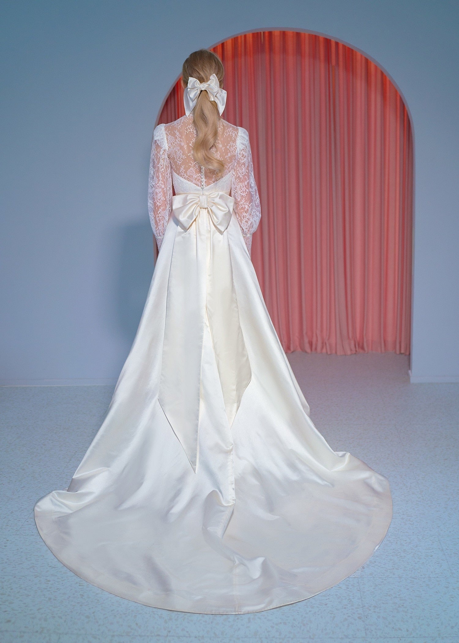 "Get ready to make a statement in our Robe Oksana - the perfect blend of elegance and bohemian style. Made with soft satin, this wedding dress features a square neckline and an alluring open back for a modern twist. Embrace simplicity and charm on your special day with our Robe Oksana!"