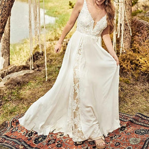 The Robe Kara is the perfect choice for a boho-inspired bridal look. Its elegant design makes it versatile enough for any type of wedding, whether it's a civil ceremony or a casual outdoor affair. Embrace your free-spirited style in this beautiful gown.