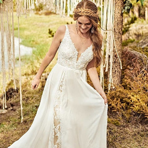 The Robe Kara is the perfect choice for a boho-inspired bridal look. Its elegant design makes it versatile enough for any type of wedding, whether it's a civil ceremony or a casual outdoor affair. Embrace your free-spirited style in this beautiful gown.