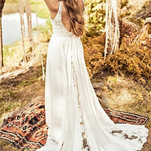 The Robe Kara is the perfect choice for a boho-inspired bridal look. Its elegant design makes it versatile enough for any type of wedding, whether it's a civil ceremony or a casual outdoor affair. Embrace your free-spirited style in this beautiful gown.