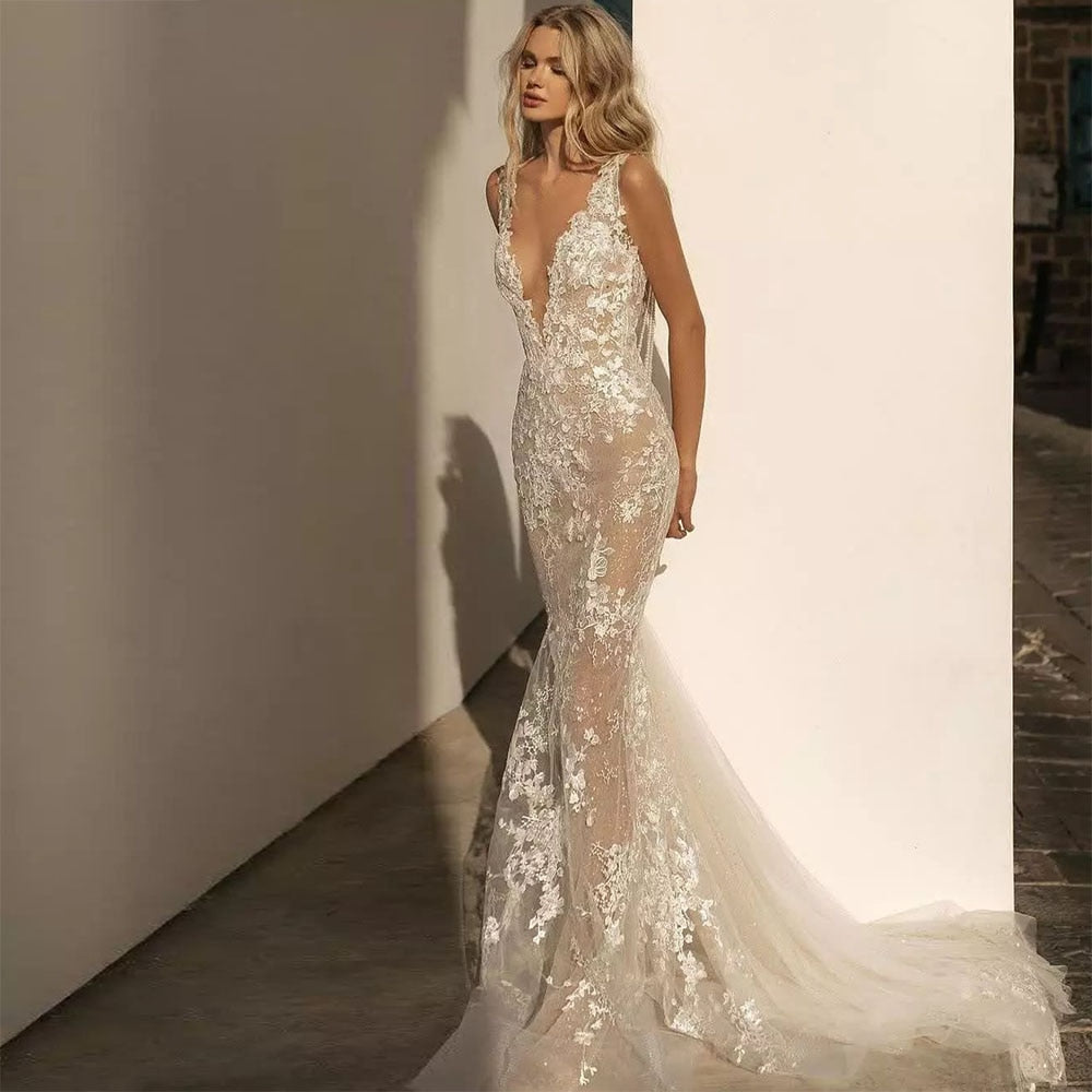 Introducing Robe Mia, crafted from sparkling mermaid lace and adorned with shimmering details, this perfect bridal gown exudes beauty and elegance. Sublimely tailored to bring out the most sophisticated bridal look, Robe Mia is an exclusive option for the modern bride.