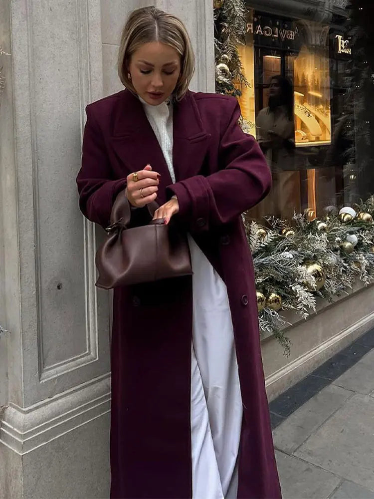 Stay warm and stylish with Manteaux Jade. Made with high-quality wool, this elegant coat offers both fashion and function. The solid color and vintage design are perfect for any occasion, while the thick material and turn-down collar ensure warmth and comfort. A must-have for any fashionable woman!