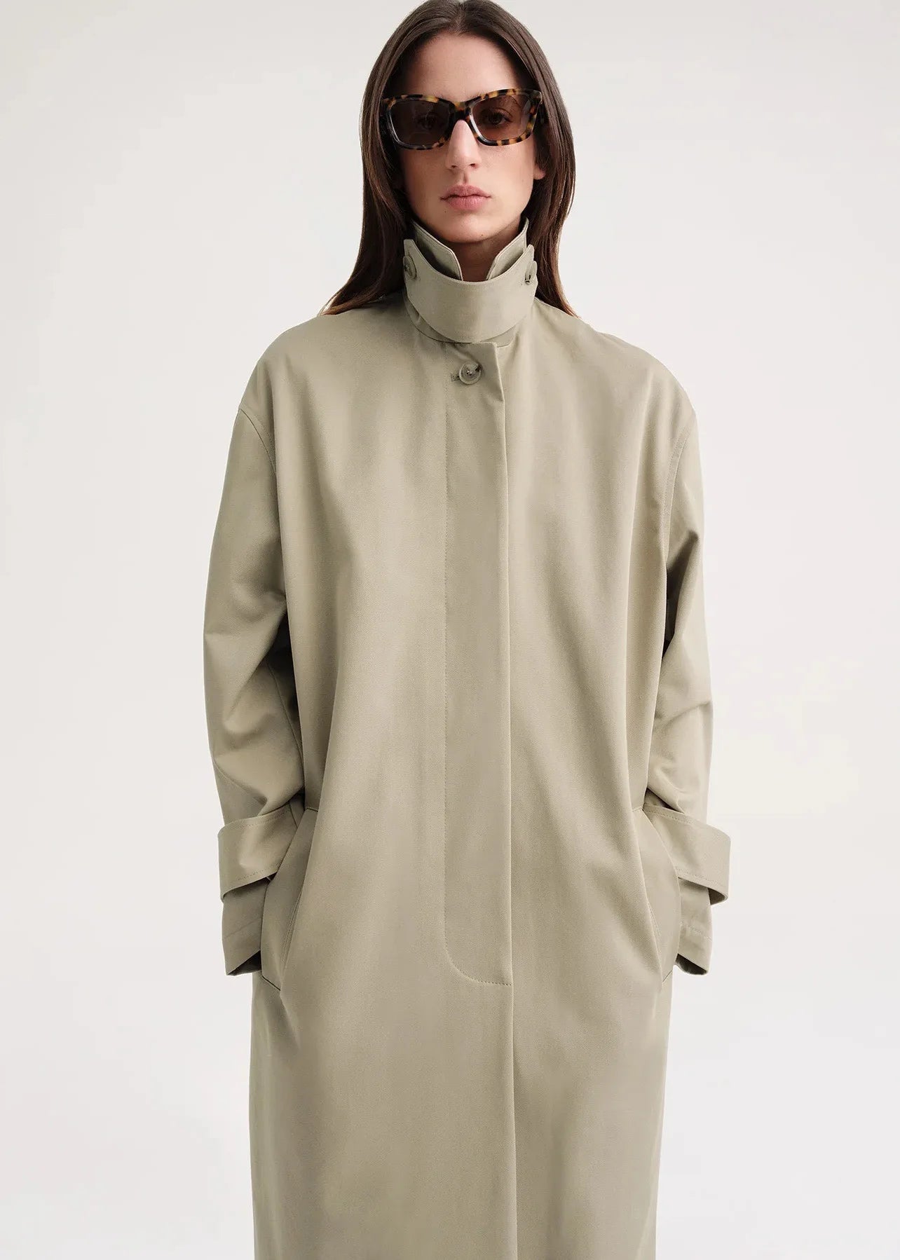 Elevate your outerwear with the TOTEME Signature trench khaki. Crafted from durable cotton, this long coat exudes a vintage classic vibe. With a stand collar and long version, stay warm and stylish in any weather. A must-have for fashion-forward individuals.