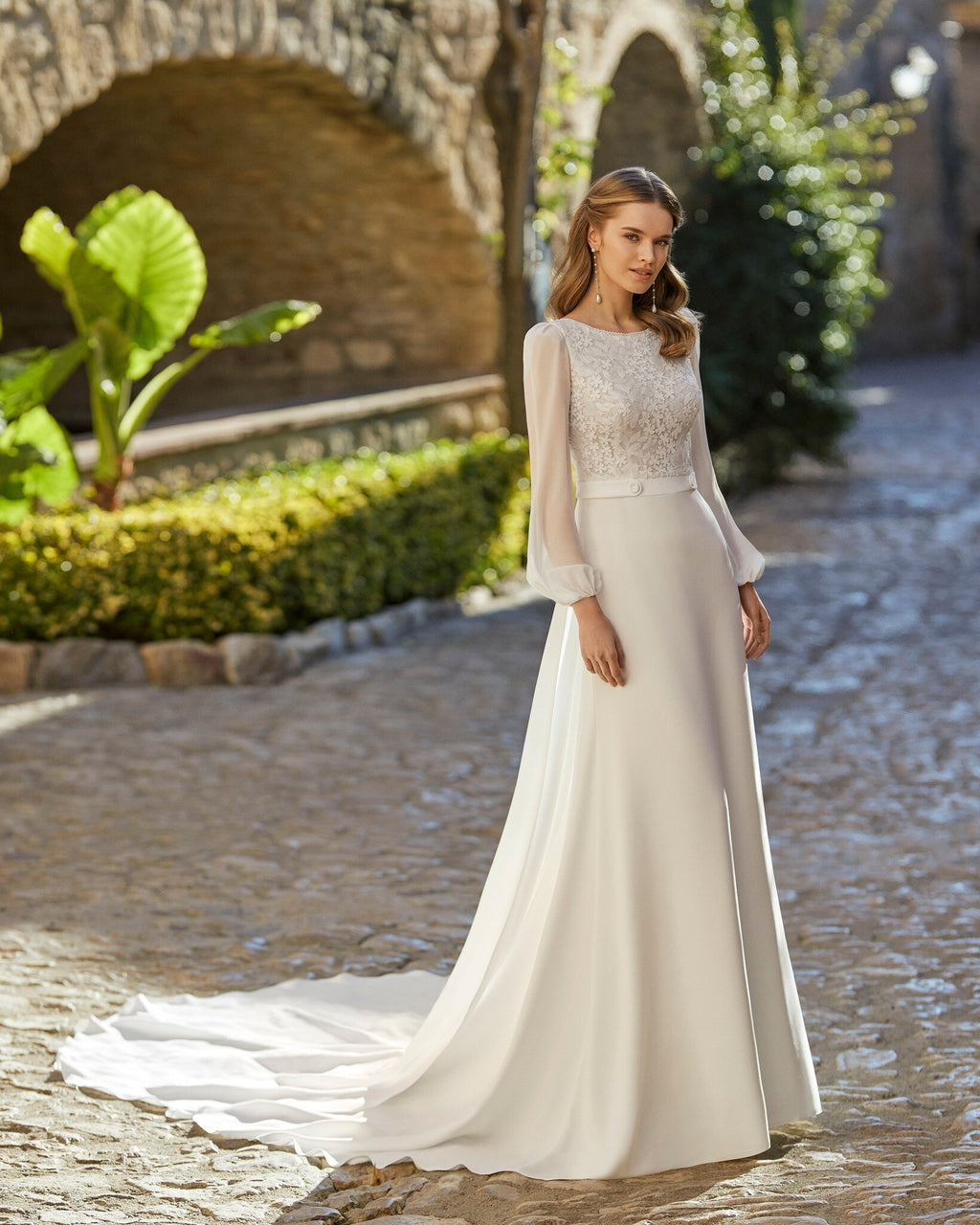 Look like a princess in this stunning "Robe Elif"! This gorgeous robe is the perfect combination of classic beauty and modern simplicity - perfect for your special day! Make an unforgettable statement with this unique, beautiful piece.