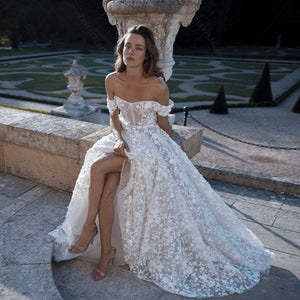 Look the part on your special day in the Robe Peggy, a beautiful bridal gown featuring thoughtfully crafted details that will take your look to the next level! From a timeless silhouette to intricate details, this gown is sure to make a statement. So turn heads and have the best wedding ever!