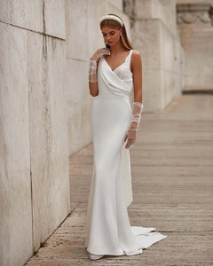 Enhance your special day with the Robe Luz. This elegant satin mermaid wedding dress exudes chic simplicity and a touch of sexiness. Glide down the aisle with grace and confidence in this stunning gown.