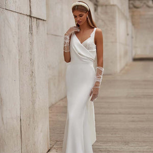 Enhance your special day with the Robe Luz. This elegant satin mermaid wedding dress exudes chic simplicity and a touch of sexiness. Glide down the aisle with grace and confidence in this stunning gown.